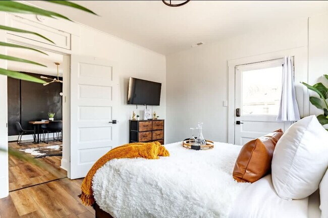 Building Photo - 575 1/2 City Park Avenue-SI ID1265608P