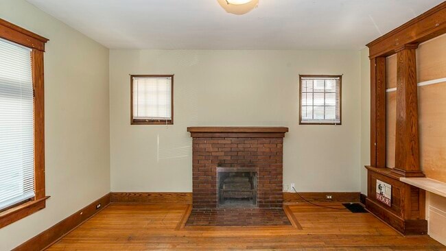 Building Photo - 823 Dewey Ave