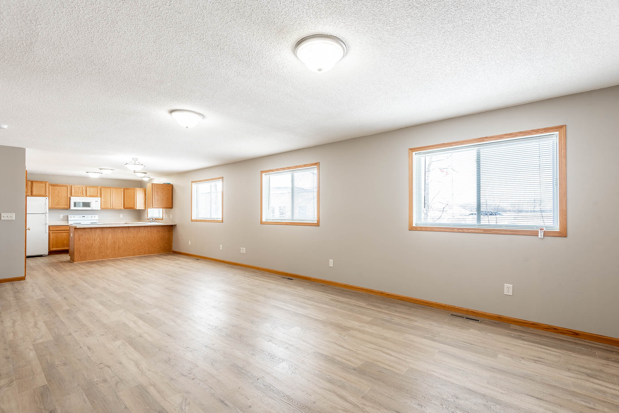 Building Photo - 220 Lakeview Dr
