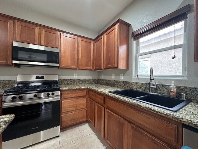 Building Photo - Spacious single story home w/3 beds, 2 bath, den, 2 car garage, near everything.