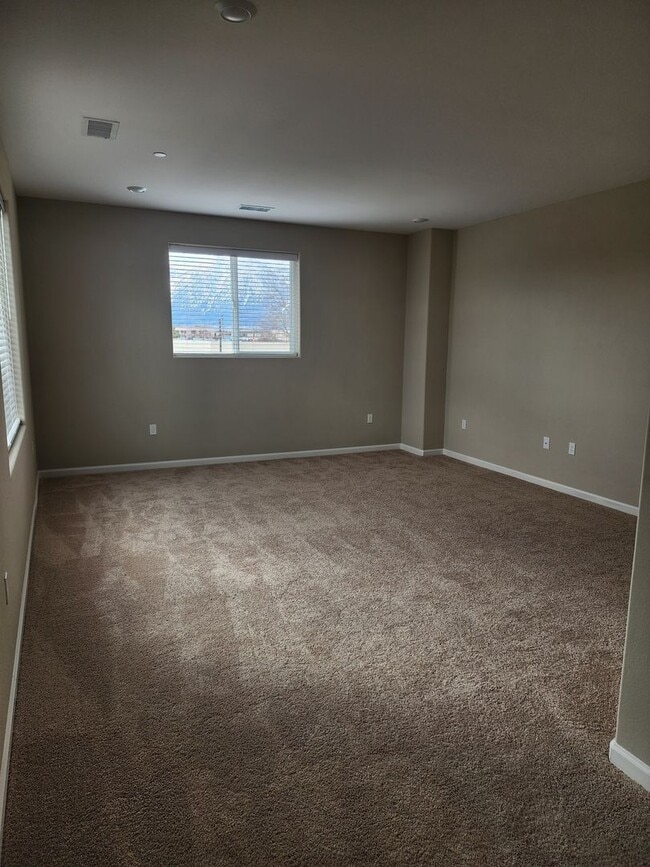 Building Photo - 4/2.5 Modern & Beautiful Townhome in Minden