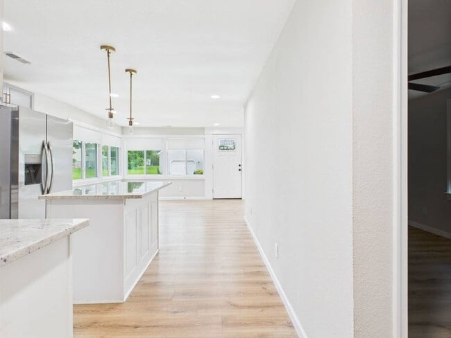 Building Photo - Beautiful 3 Bedroom 2 Bathroom 1 car Garag...