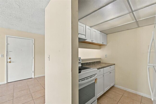 Building Photo - 905 W Oak Ridge Rd