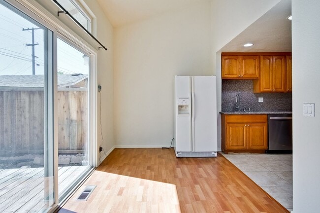Building Photo - Hardwood Floors- A/C- Full Bedroom and Bath on First Floor: Fresh Paint