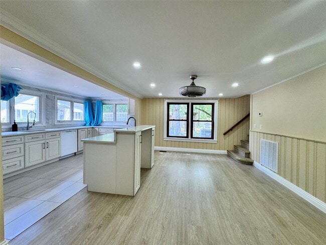 Building Photo - 232 Brookville Rd
