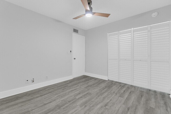 Building Photo - 200 Jacaranda Country Club Dr