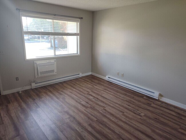Building Photo - Cozy, Completely Remodeled, One Bedroom Ap...