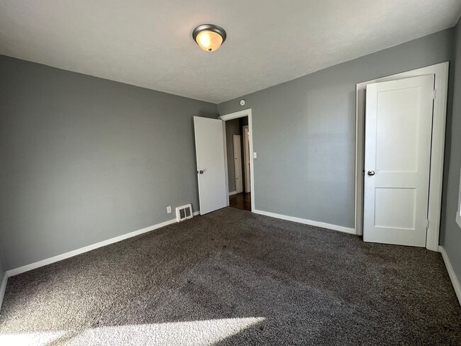 Building Photo - Dont Miss this 3 Bedroom 2 Bath Shadle Rancher