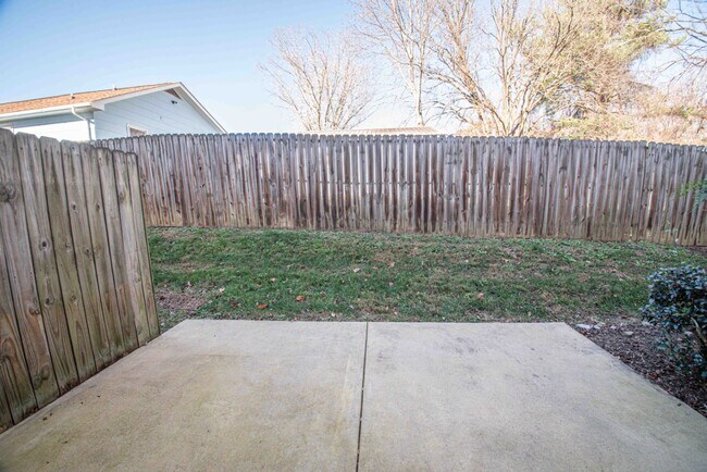 Building Photo - 614 N Center St