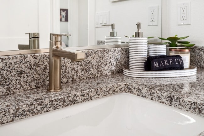 Building Photo - 2 bed 1 bath Vineyard views in your back yard