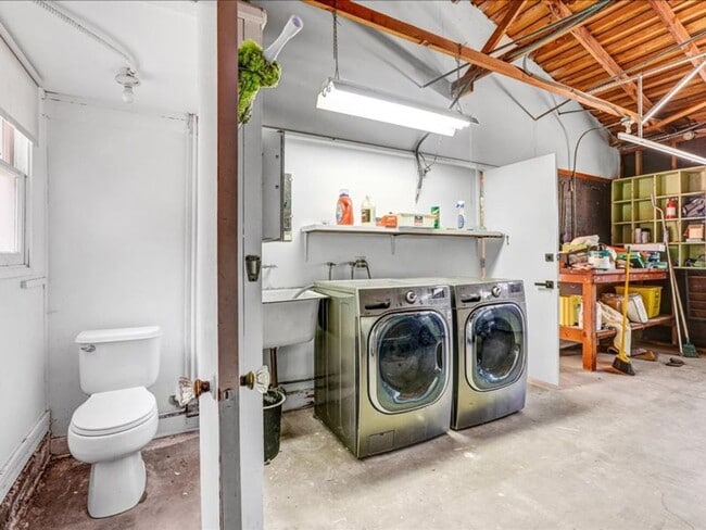 Building Photo - Welcome to this charming 3-bedroom, 2-bath...
