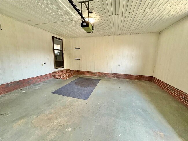 Building Photo - 213 Oxmoor Dr