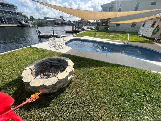 Building Photo - DIRECT GULF ACCESS 2/2 FOR RENT