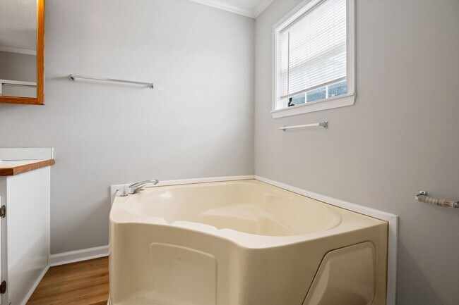 Building Photo - Charming 4 bedroom home in South Raleigh!