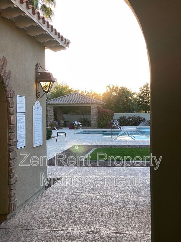 Building Photo - 2744 S Pewter Dr