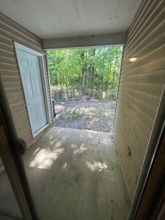 Building Photo - Welcome to White Chapel!