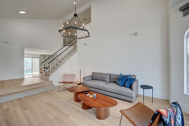 Building Photo - Furnished 4 bedroom home in the Lakes!