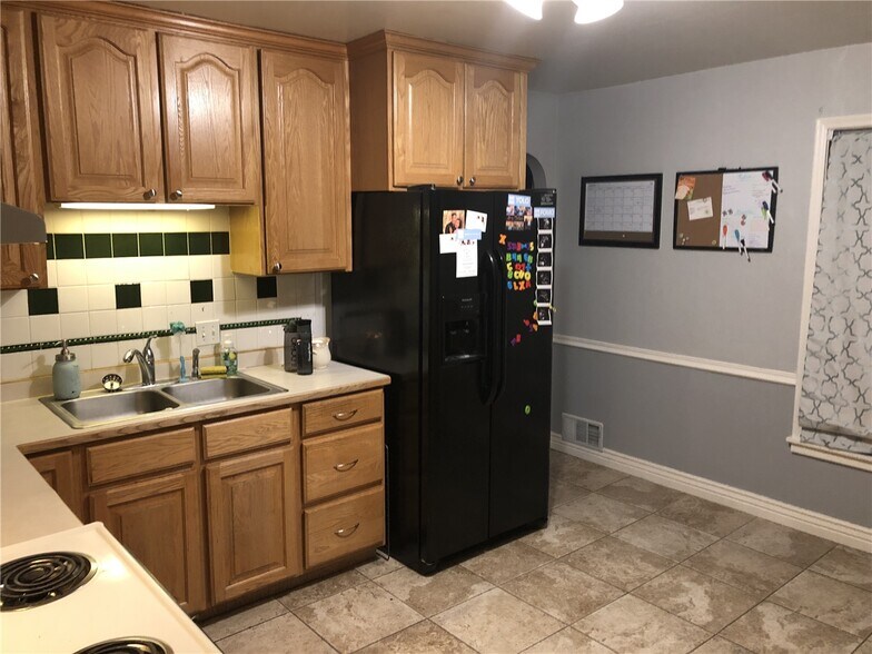 Building Photo - 873 N 600 W