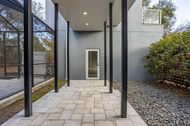 Building Photo - 2700 N Myrtle Ave