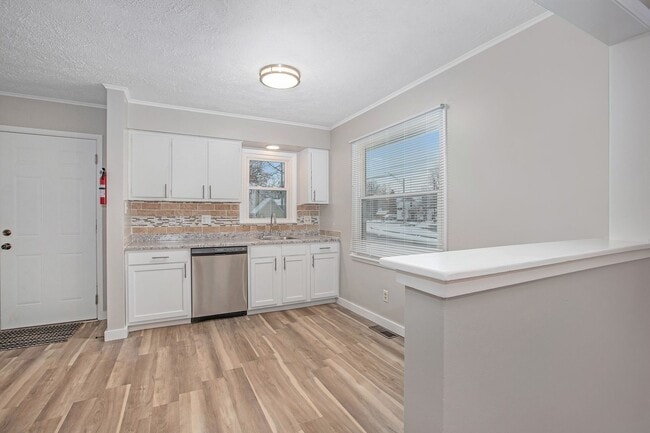 Building Photo - 2/1 Ranch Style Home