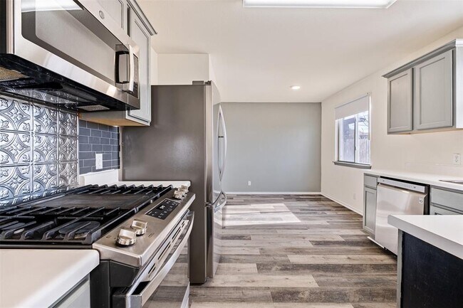 Building Photo - 104 Pond Way