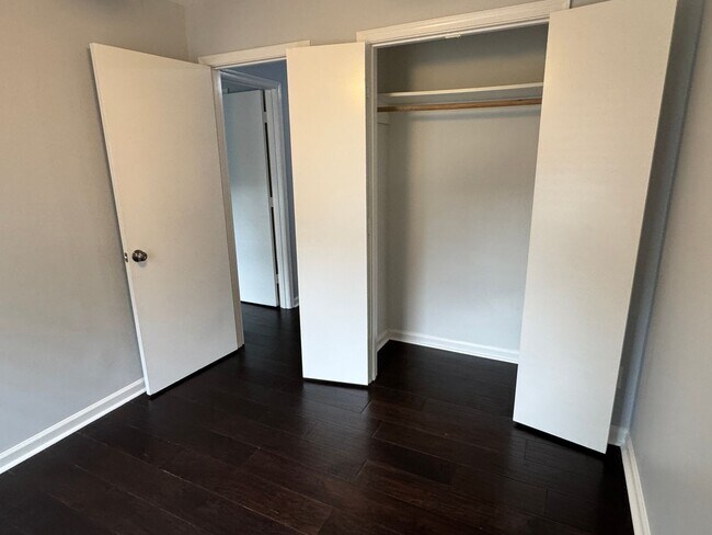Building Photo - 3 Bedroom, 2.5 Bathroom Townhouse in Greensboro, NC!