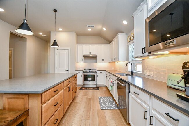 Building Photo - 18426 Bluebird Br Ln