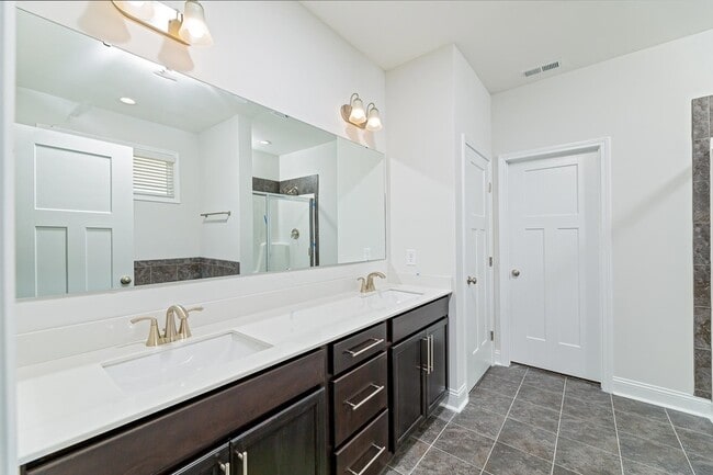 Building Photo - 587 Foothills St