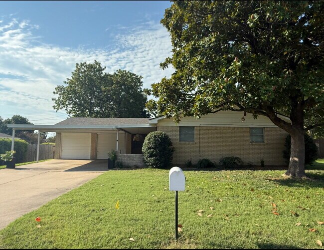 Building Photo - 109 Redbud Cir