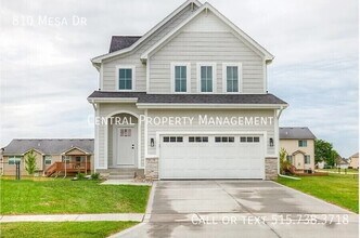 Building Photo - 810 SE Mesa Dr