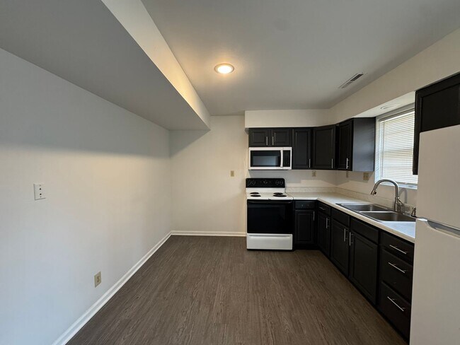 Building Photo - 560 NE Park Ln