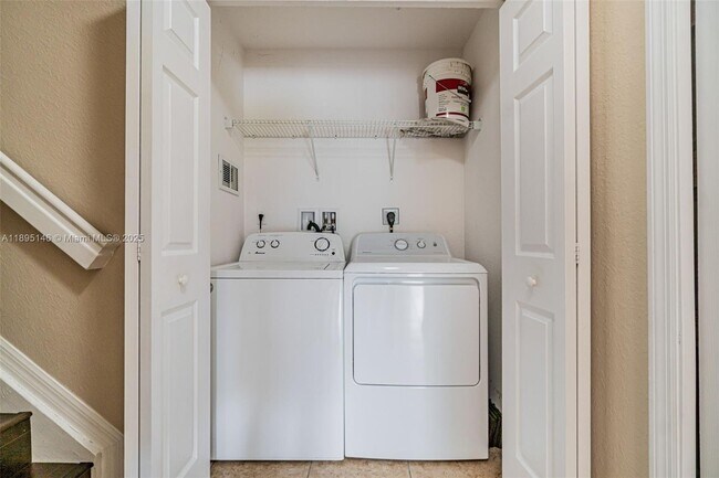 Building Photo - 8800 NW 107 Ct