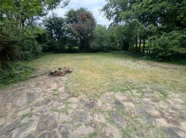 Building Photo - 3 bedroom, 1 bath home in the Hoover Neigh...