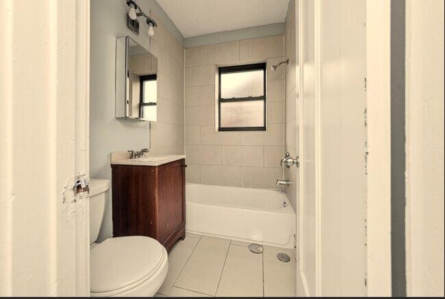 Building Photo - 0 bedroom in Chicago IL 60640