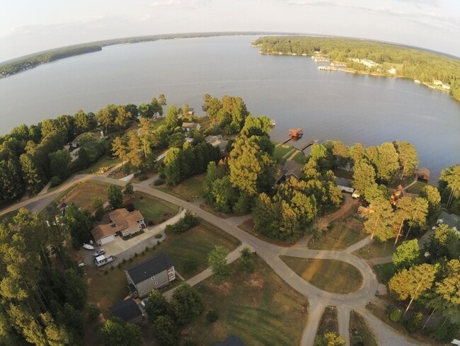 Building Photo - One Level Lake Gaston Home - Hubquarter Cr...
