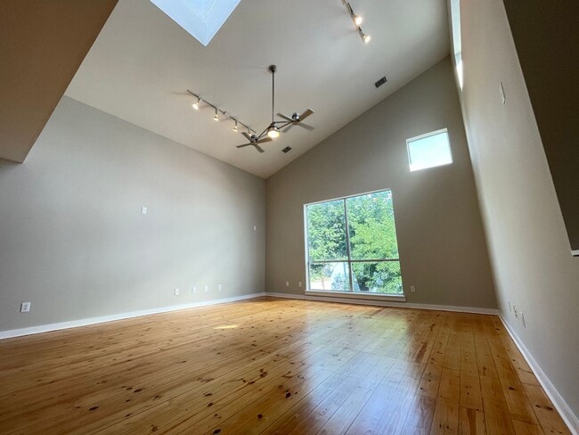 Building Photo - Dallas 3 story Loft