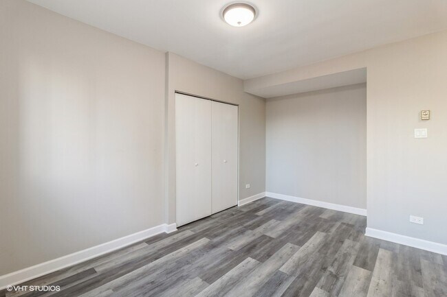 Building Photo - Beautifully Rehabbed Gold Coast studio ava...