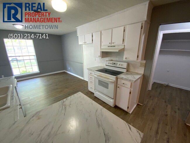 Building Photo - 4013 Wooddale Dr