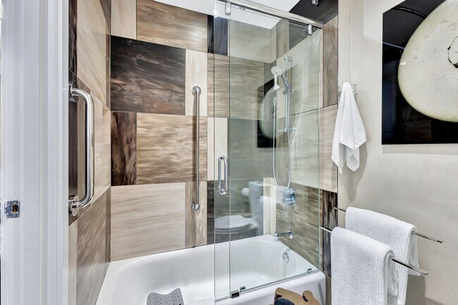 Building Photo - Fully Furnished 15th Floor Condo At Icon I...