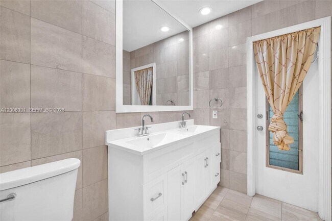 Building Photo - 3441 N Hills Dr