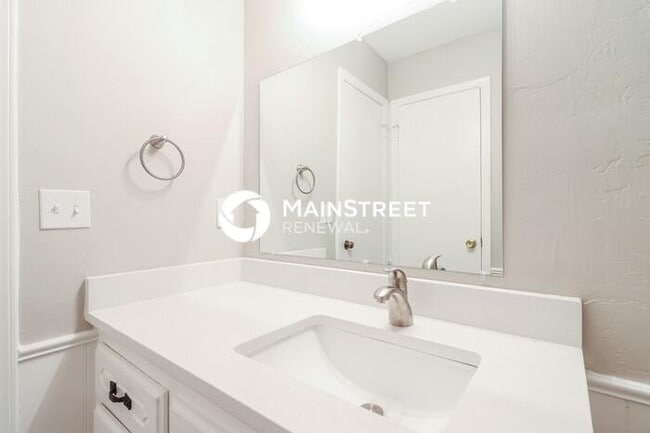 Building Photo - 5 Bedroom Pet-Friendly Home in Oklahoma City, OK with Main Street Renewal