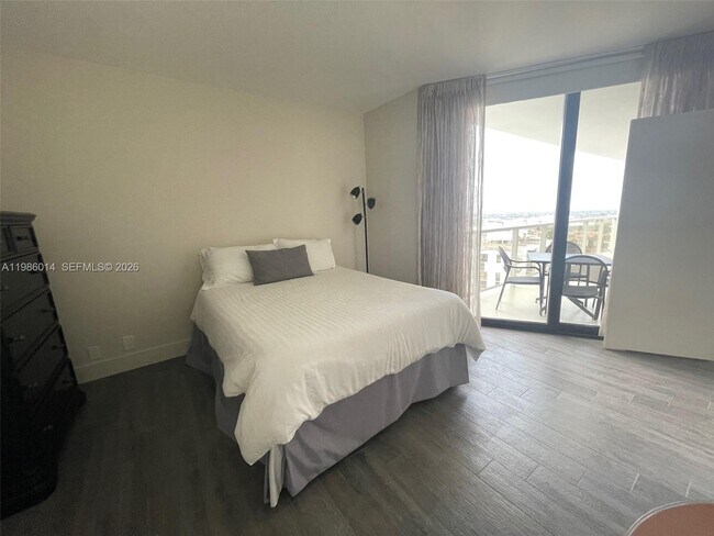 Building Photo - 20281 E Country Club Dr