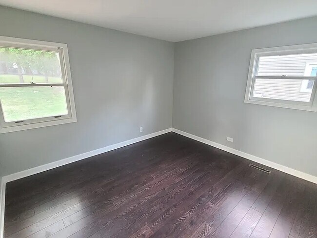 Building Photo - 202 E Streamwood Blvd