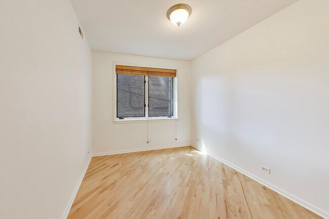 Building Photo - 815 N Marshfield Ave