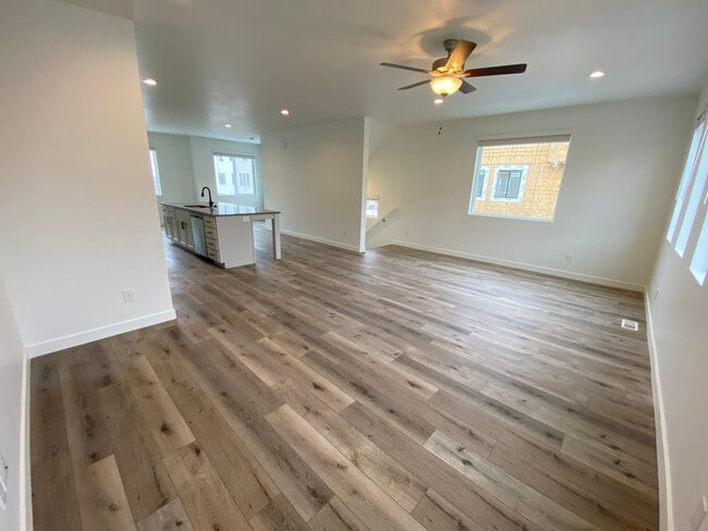 Building Photo - Beautiful Newer Rockwell Ranch Townhome (End Unit)