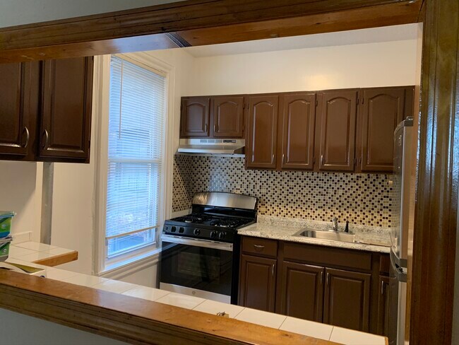 Building Photo - 556 Albany Ave