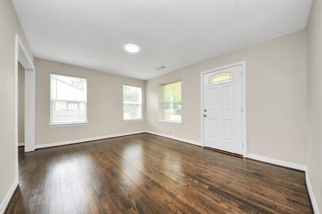 Building Photo - 608 Thomas Ave
