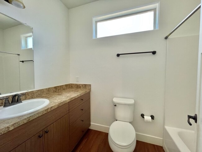 Building Photo - Beautiful 3BR/2BA Townhome Near Lake Pagos...