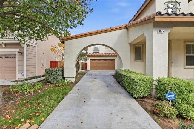 Building Photo - The Perfect Home Base Near UC Riverside