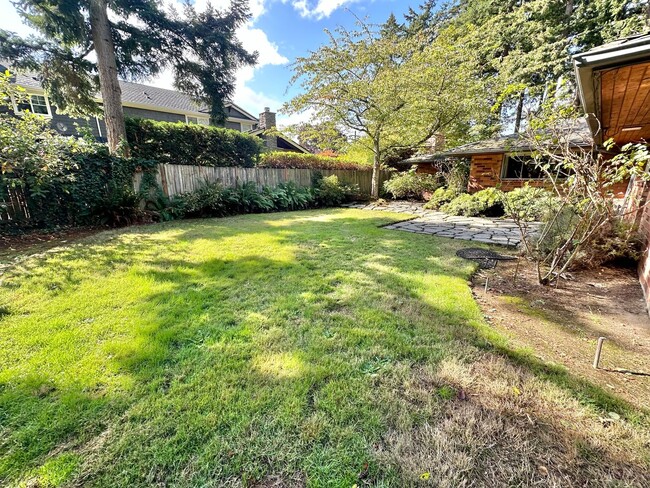 Building Photo - Mercer Island Home - Available 11/20/24